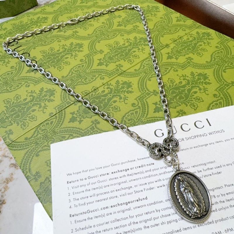 G*u*i necklaces